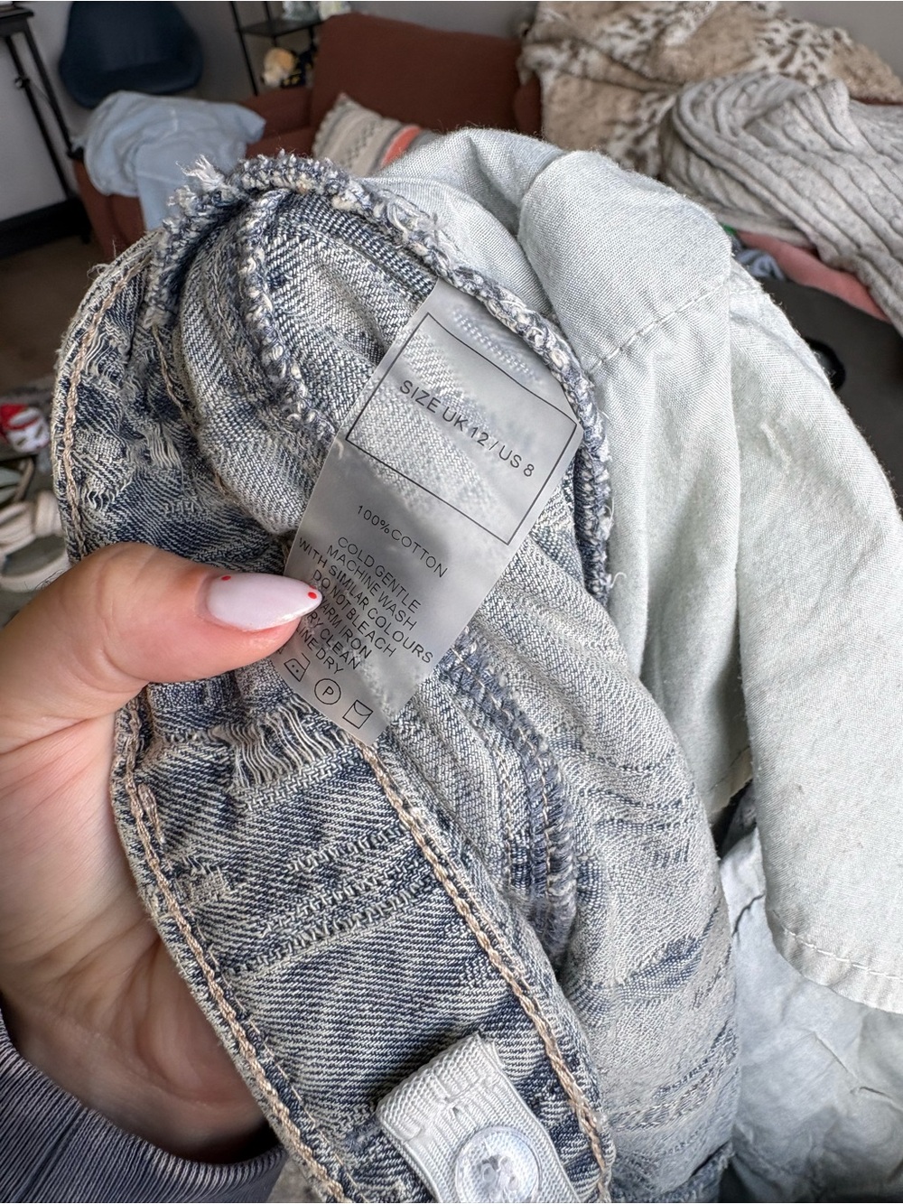 Manière De Voir Light Gray Acid-Wash Relaxed Jeans with Chain - Picture 11 of 11